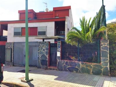 Casa adosada de tres plantas con garaje para dos coches y terraza en La Montañeta, 186 mt2, 3 habitaciones