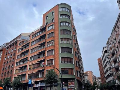 Se vende piso de 4 habitaciones y 2 amplios balcones en zona Plaza Bombero Etxaniz, 164 mt2, 4 habitaciones