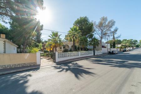 VILLA INDEPENDIENTE DE ESTILO MEDITERRANEO CON PISCINA EN LOS BALCONES, 274 mt2, 4 habitaciones