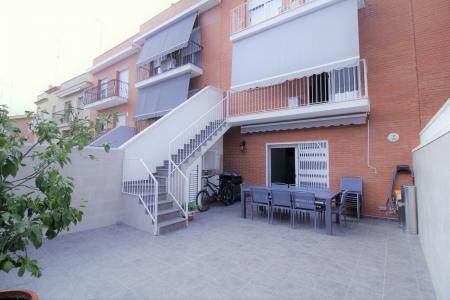 ADOSADO CON APARTAMENTO, SOLARIUM Y TERRAZA DE 45 M2, 363 mt2, 3 habitaciones