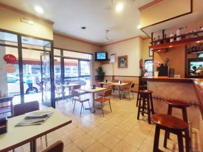 Se vende local  funcionado con bar-cafeteria, 62 mt2