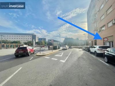 Local comercial con 2 puertas de acceso a diferentes calles frente al Hospital de Manises, 192 mt2