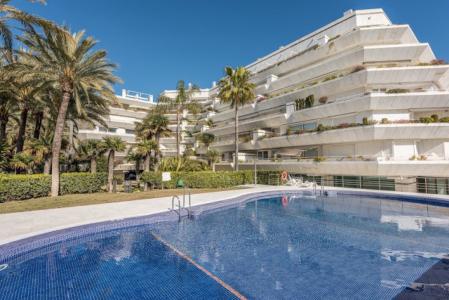 Apartamento en Marbella centro con vistas al mar ,primera linea, 400 mt2, 3 habitaciones