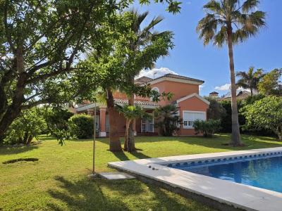 Villa a la venta en Estepona, 455 mt2, 4 habitaciones