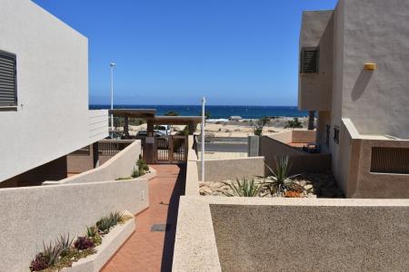 Se vende El Médano un magnifico adosado en primera línea de mar en el Residencial Vistamarina., 110 mt2, 2 habitaciones