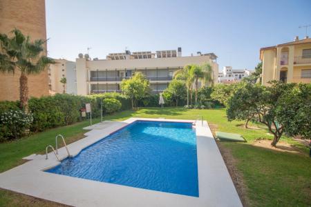 Apartamento de 2 dormitorios con piscina y terraza, en la Carihuela, a sólo 300 metros de la playa, 65 mt2, 2 habitaciones