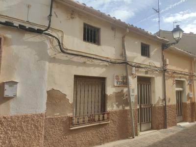 GRAN OCASION EN EL CASCO HISTORICO-CASA PARA REFORMAR CON PATIO VISTAS AL CASTILLO, 207 mt2