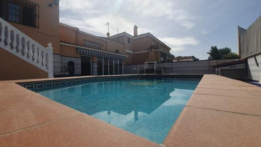 Casa de 4 habitaciones y piscina privada en Zona Santa Rosa, Los Barrios, 367 mt2, 4 habitaciones