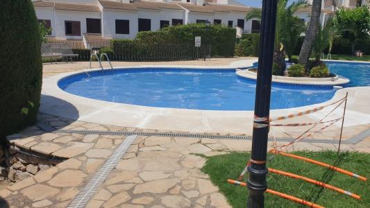 ADOSADA CON ZONA COMUNITARIA CON PISCINA EN S. DE CALAFELL., 153 mt2, 4 habitaciones