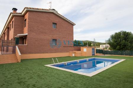 Chalet adosado con jardín privado y piscina comunitaria (TE VA A ENCANTAR), 158 mt2, 3 habitaciones