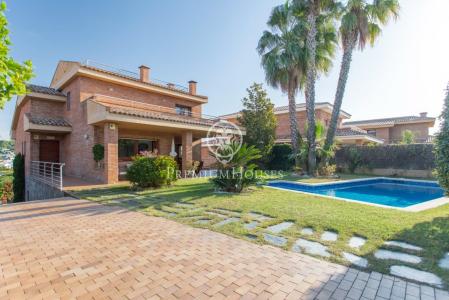 Casa unifamiliar en venta con vistas, piscina y jardín en Sant Pol de Mar, 462 mt2, 5 habitaciones