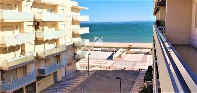 Apartamento con amplia terraza con fantásticas vistas al mar situado en 1ª linea playa Daimús, 140 mt2, 4 habitaciones