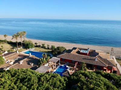 Espectacular villa muy privada de estilo andaluz en primera línea de playa junto a Puerto “Cabopino”, 525 mt2, 6 habitaciones