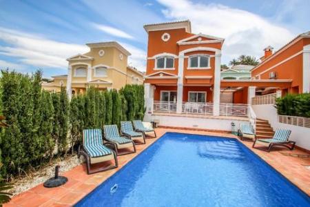Villa en Calpe con piscina pivada (Costa blanca) a tan solo 500 m de la playa del puerto blanco y 800 m de Calpe y supermercados., 110 mt2, 3 habitaciones